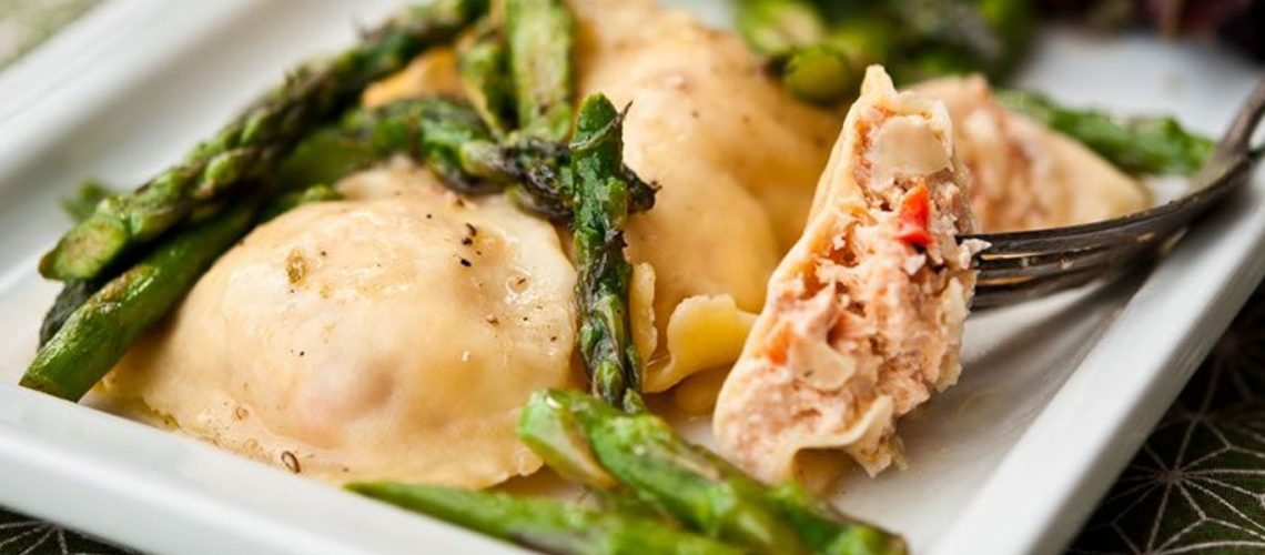 Ravioli al salmone con salsa di gamberi e scalogno - ricetta Pastificio Destefano