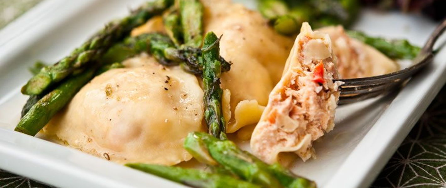 Ravioli al salmone con salsa di gamberi e scalogno